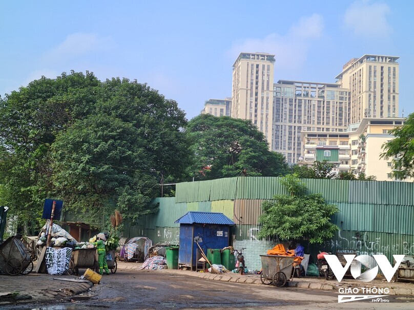 Dự án của UDIC trên đường Trần Kim Xuyến trở thành nơi tập kết vật liệu xây dựng, rác thải, ô nhiễm môi trường nghiêm trọng