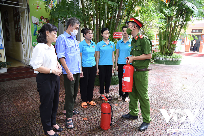 Đội Cảnh sát PCCC&CNCH Công an quận Hà Đông tuyên truyền công tác phòng chống cháy nổ tại trường mầm non Hoa Sen (Văn Quán, Hà Đông)