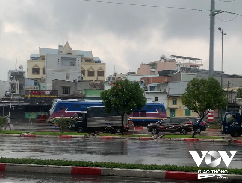 Đầu tàu hỏa dừng khẩn cấp trên đường Phạm Văn Đồng (quận Gò Vấp) khi phát hiện gác chắn chưa hạ