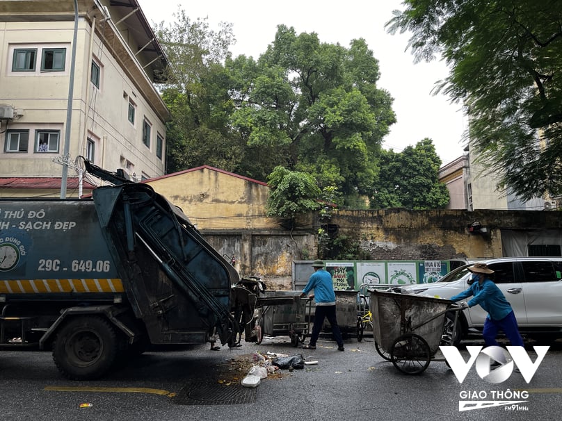 Công nhân vệ sinh môi trường làm rơi vãi rác thải xuống đường trong quá trình thu gom rác thải