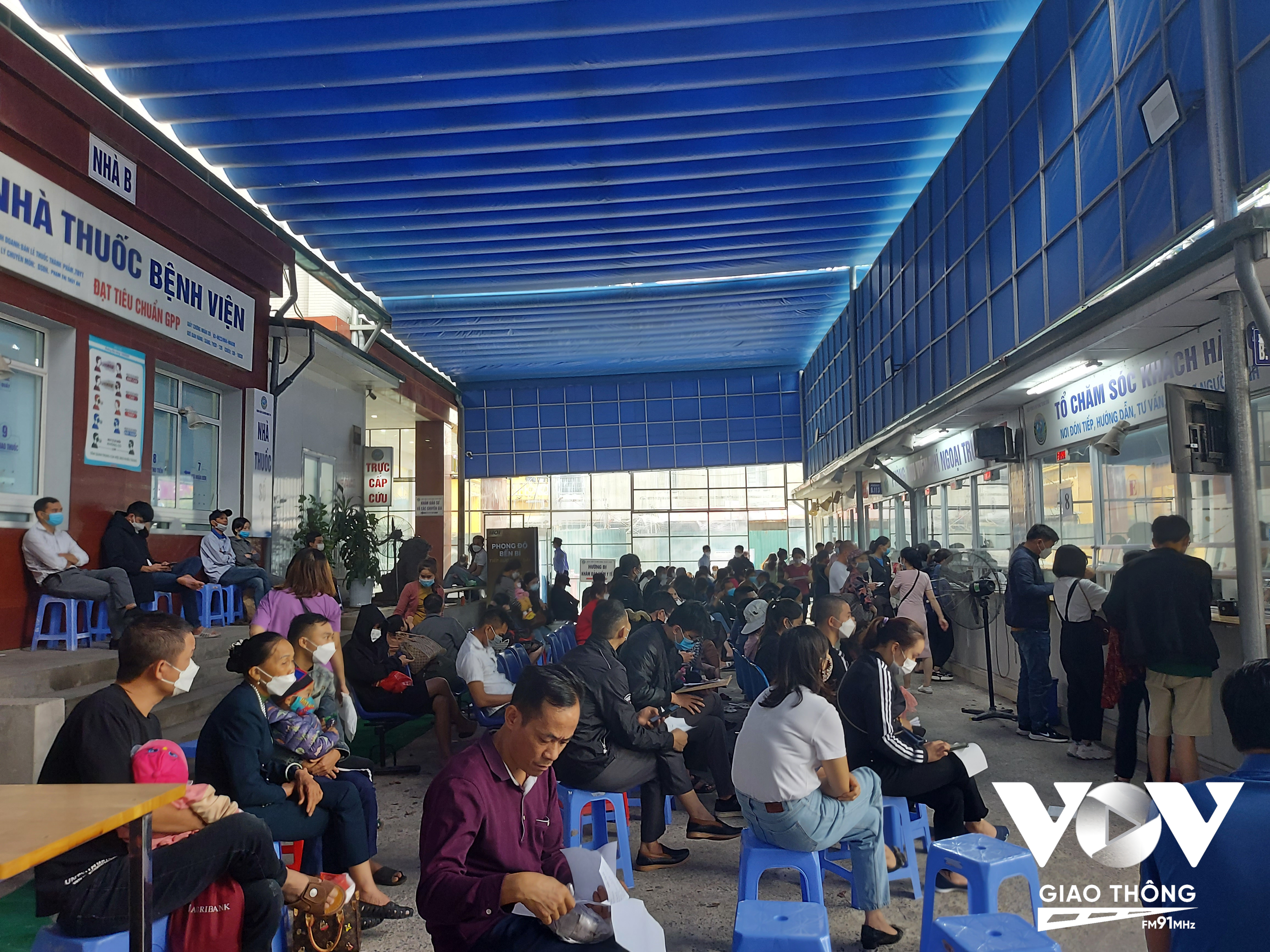 Gần 10h sáng 10/10, vẫn còn hàng chục bệnh nhân chờ lấy số, đăng ký khám tại BV Tai Mũi họng TW.