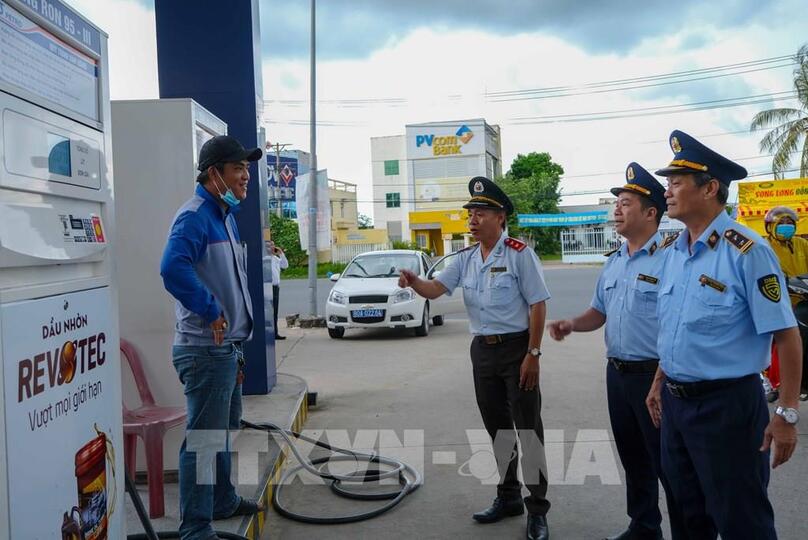 Lực lượng chức năng thành phố Cần Thơ giám sát một cửa hàng xăng dầu ở phường Trà Nóc, quận Bình Thủy, TP Cần Thơ ngày 31/8. Ảnh: Thanh Liêm - TTXVN