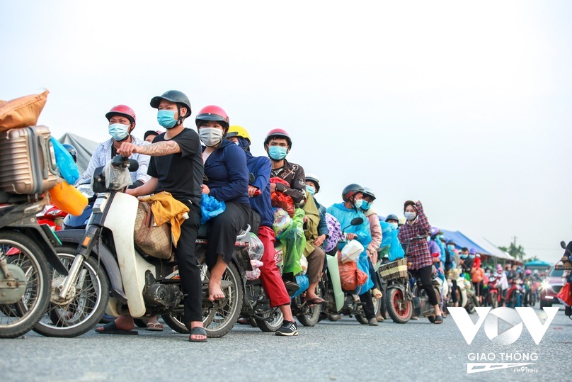 Hình ảnh người dân dừng chân tại chốt kiểm soát dịch Cầu Giẽ (huyện Phú Xuyên, Hà Nội) để chuẩn bị tiếp tục chuyến hành trình về các tỉnh phía Bắc.
