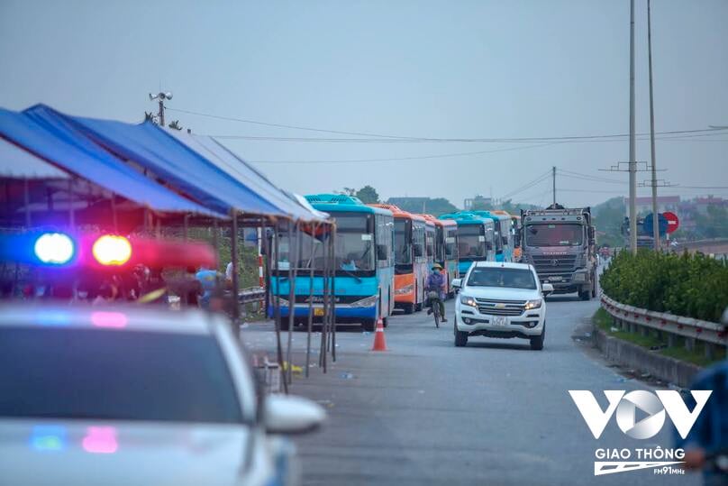 Xí nghiệp xe buýt Hà Nội cũng đã điều động nhiều xe phối hợp, đưa người dân đi qua khu vực nội thành.
