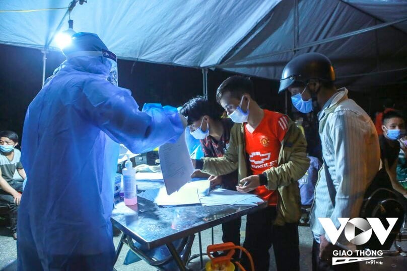Nhiều người dân đến Hà Nội trời đã tối hẳn, mọi người nhanh chóng đến khai báo y tế để được tiếp tục hành trình.