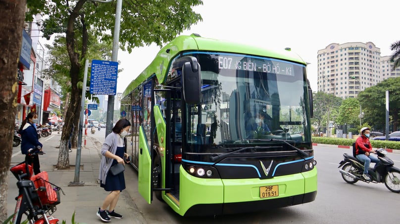 Từ cuối năm 2021 khi một số tuyến xe buýt điện lần đầu tiên được đưa vào khai thác cũng thu hút đông đảo hành khách sử dụng. Ảnh: Chính phủ
