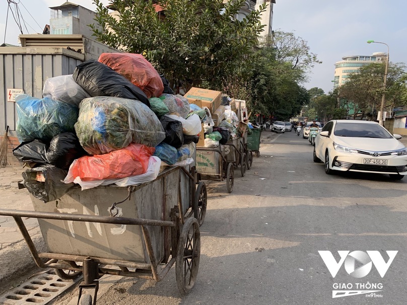 Lượng rác thải sinh hoạt thải ra rất lớn khiến các công nhân vệ sinh môi trường đô thị rất vất vả, xe gom rác luôn trong tình trạng quá tải... chính vì điều này nên nhiều khi rác thải bị rơi khỏi những chiếc xe ngồn ngộn rác như thế này