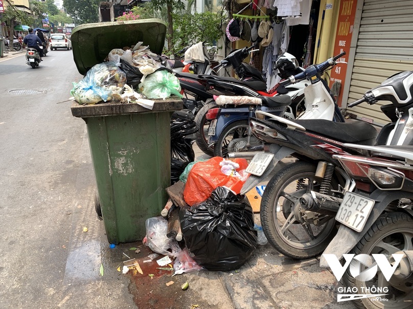 Bên cạnh đó, người dân thiếu ý thức thường xuyên vứt rác ra ngoài, hoặc tại các điểm gom rác không đủ thùng chứa...
