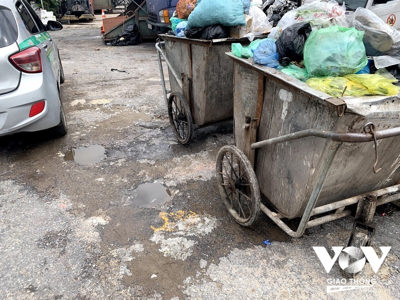 Các xe rác đã xuống cấp, thủng đáy khiến nước thải rò rỉ ra đường