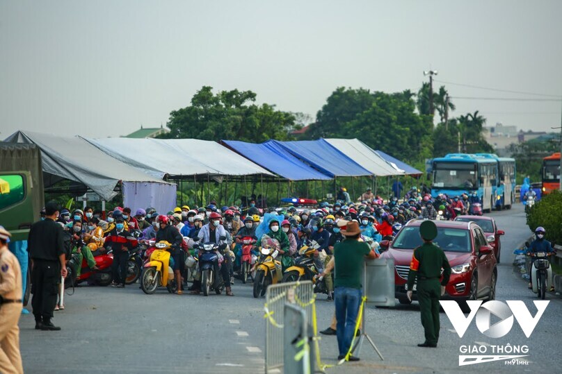 Ghi nhận của PV vào ngày 6/10, hàng nghìn người dân lao động đi xe máy từ Bình Dương trở về quê ở các tỉnh miền núi phía Bắc đã tới chốt kiểm soát dịch bệnh tại khu vực Cầu Giẽ (huyện Phú Xuyên, Hà Nội)