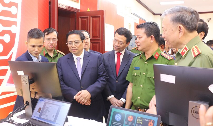 Thủ tướng Phạm Minh Chính và các đại biểu tham quan gian trưng bày ứng dụng Căn cước công dân gắn chíp trong khám chữa bệnh BHYT của ngành BHXH Việt Nam.