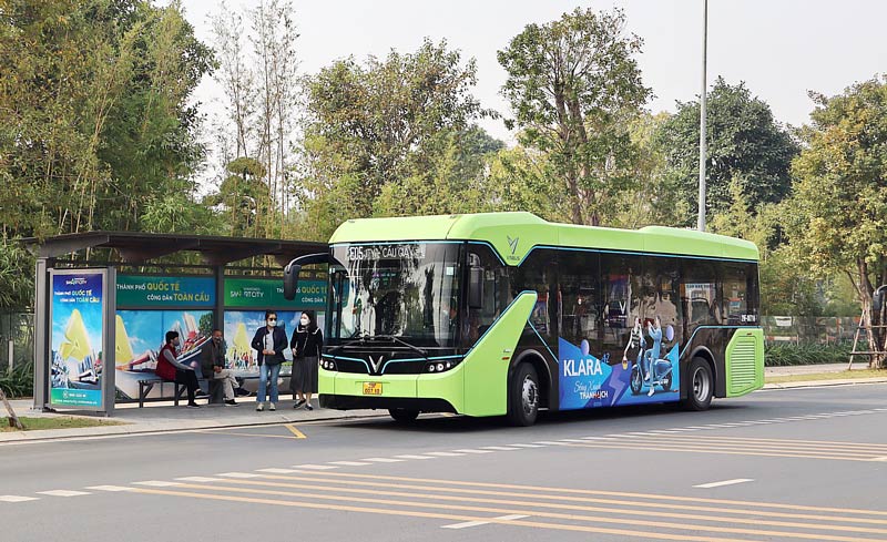 Theo lộ trình về chuyển đổi năng lượng xanh, các doanh nghiệp vận tải hành khách công cộng bằng xe buýt đều có kế hoạch chuyển đối phương tiện sử dụng năng lượng sạch khi thay mới phương tiện từ năm 2025. Ảnh: Hà Nội mới