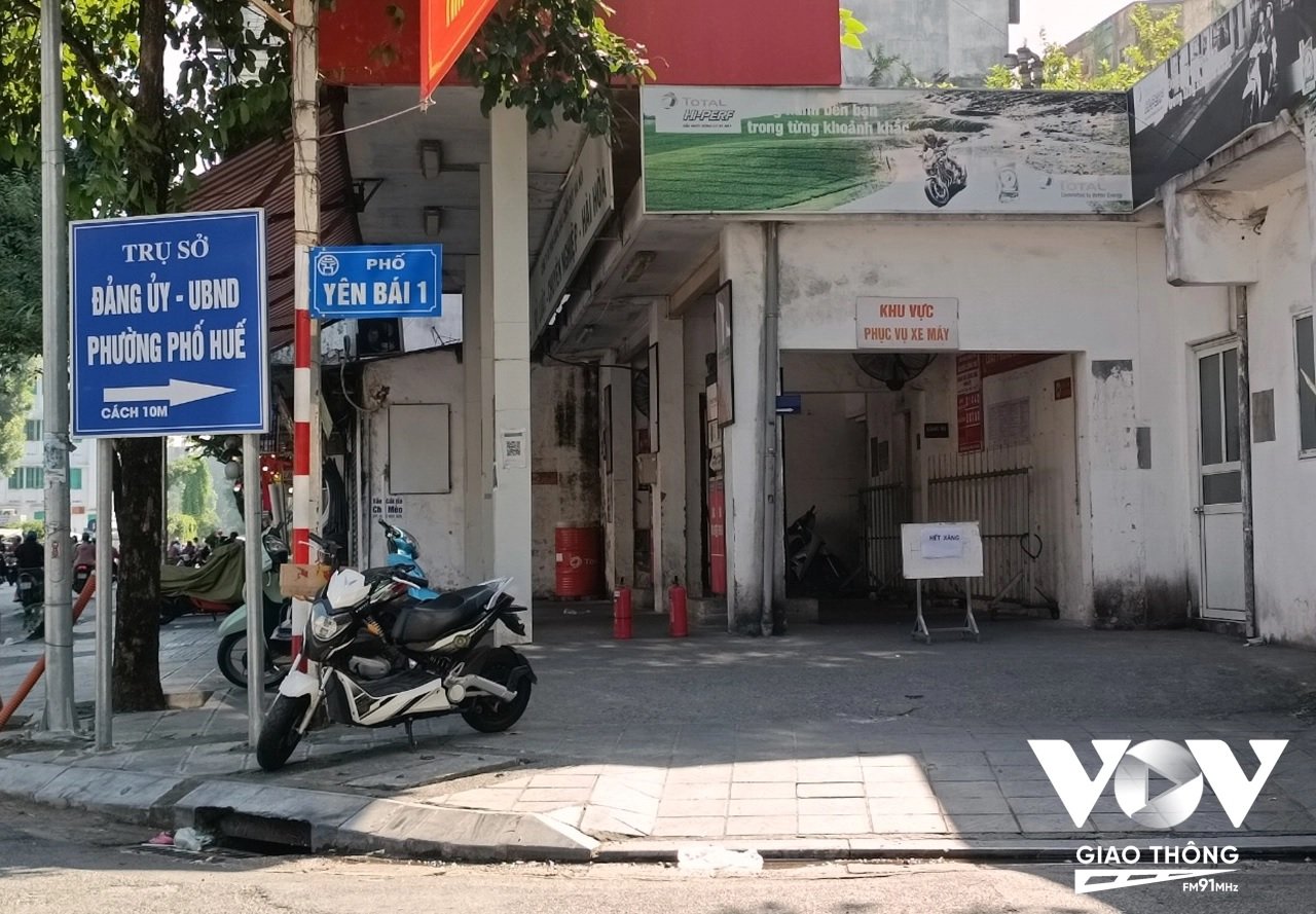 Cửa hàng xăng dầu Nguyễn Công Trứ tạm ngưng bán hàng sáng 11/10. Ảnh: Lê Tùng
