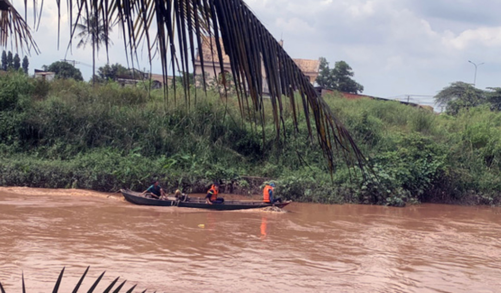 Lực lượng chức năng triển khai ghe tìm kiếm tung tích bé trai dọc bề sông Buông