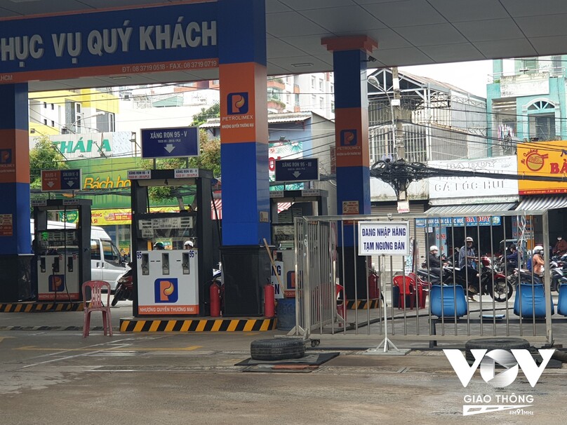 Tại một cây xăng Petrolimex Phường Tân Hưng Thuận (TP.HCM) treo bảng thông báo ‘tạm ngưng hoạt động, chờ nhập hàng’
