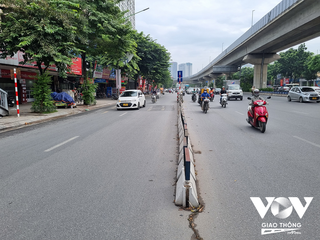 Nhiều phương tiện ô tô, xe máy vẫn đi sai làn khi đường Nguyễn Trãi kéo dài thời gian thí điểm phân làn.