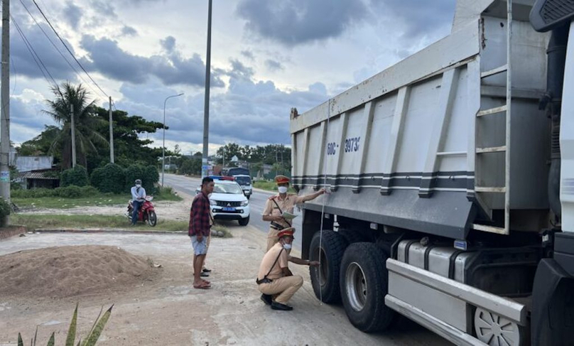 Lực lượng CSGT Trạm Suối Tre tiến hành kiểm tra xe quá tải
