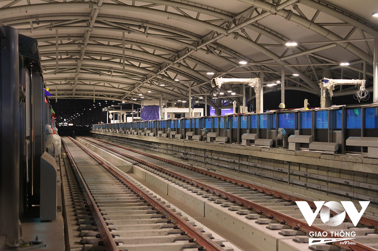 Mái che của ga Tân cảng được thiết kế bằng màng sợ thuỷ tinh với diện tích khoảng 6.200m2 có quy mô lớn nhất Việt Nam.