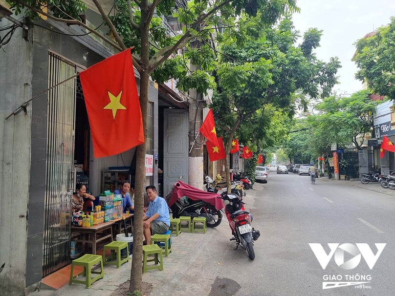 Tại những con đường, ngõ phố ở phường Đức Giang, người dân treo Quốc kỳ mới (không đúng quy chuẩn) xen lẫn Quốc kỳ cũ, tạo ra hình ảnh phản cảm và thiếu thống nhất