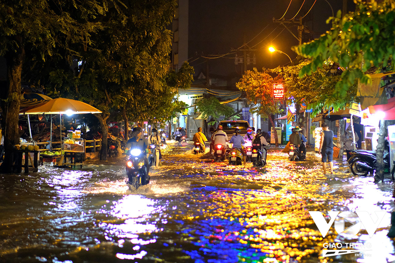 Khoảng 18h, nước bắt đầu dâng cao, gây ngập khu vực quận 7, đặc biệt có đoạn nước ngập sâu gần nửa mét như tuyến đường Trần Xuân Soạn.