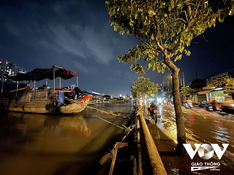 Thủy triều dâng cao đã khiến đường Trần Xuân Soạn và dòng kênh Tẻ giờ đây hòa là một.