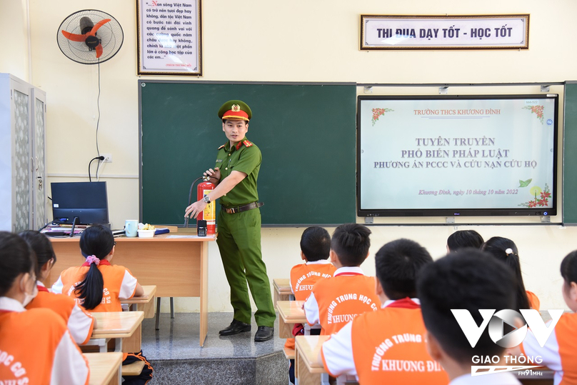 Thượng úy Lã Tuấn Anh – Cán bộ Đội Cảnh sát PCCC&CNCH Công an quận Thanh Xuân tuyên truyền các kỹ năng phòng cháy, chữa cháy và thoát nạn tại trường THCS Khương Đình
