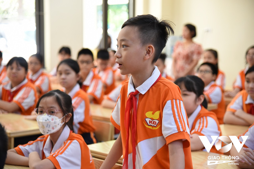 Các em học sinh trường THCS Khương Đình hào hứng trả lời câu hỏi về các kỹ năng phòng cháy, chữa cháy