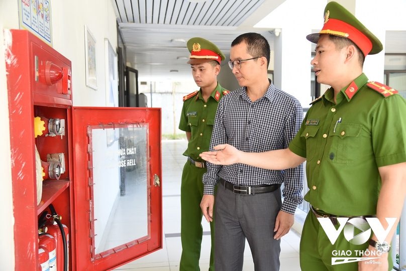 Thầy giáo Nguyễn Thế Tuấn – Phó Hiệu trưởng trường THCS Khương Đình trao đổi với các chiến sỹ Cảnh sát PCCC&CNCH
