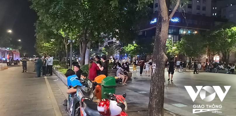 Người dân đi dạo tại phố đi bộ Nguyễn Huệ tập trung hiếu kì