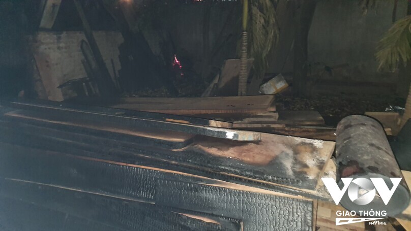 Đám cháy bùng phát khi gặp chất cháy chủ yếu là gỗ tạp và mùn cưa.