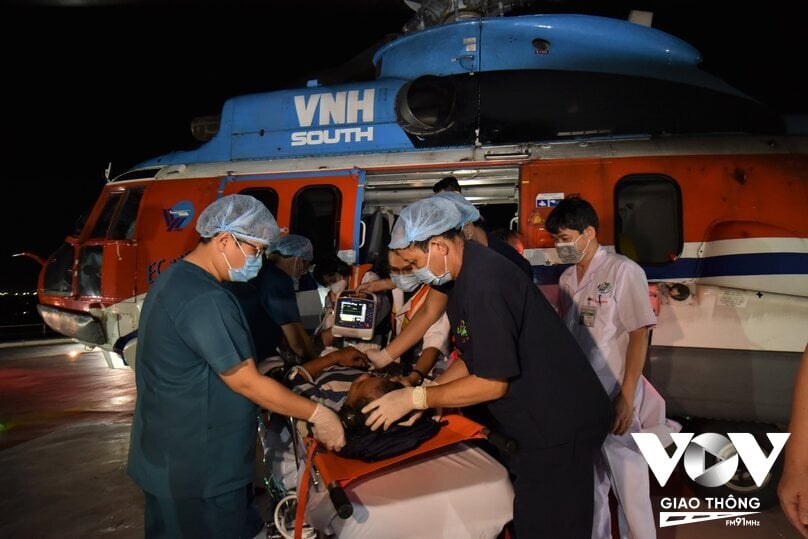Bệnh nhân được trực thăng đưa về đất liền thành công để điều trị (Ảnh:BVCC)