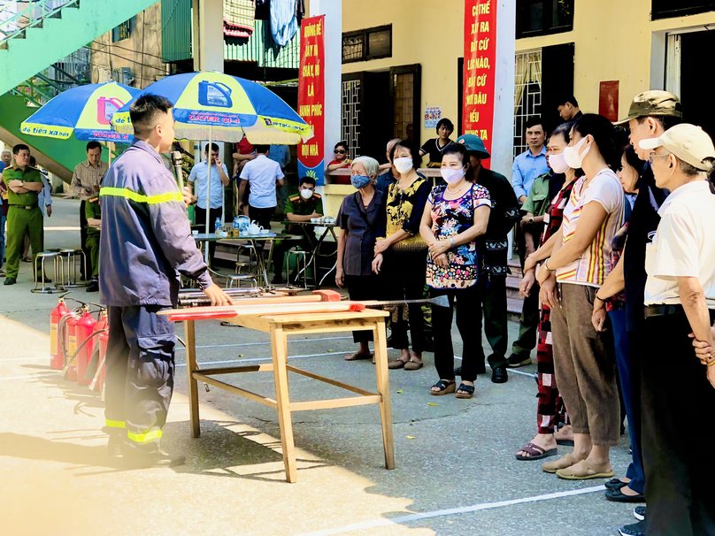 Lực lượng Cảnh sát PCCC và CNCH - Công an huyện Thanh Trì hướng dẫn cho người dân kỹ năng phòng cháy chữa cháy và cứu nạn cứu hộ, cách xử lý khi có cháy xảy ra.