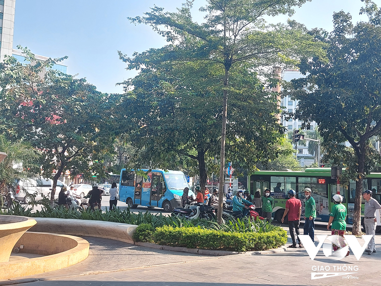 Phía bên ngoài ga Cát Linh, nhiều xe công nghệ đứng chờ bắt khách.