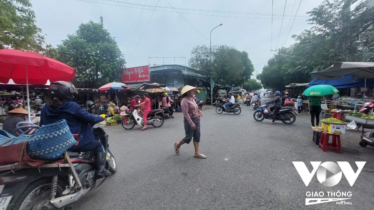 Góc đường Dương Bạch Mai - Nguyễn Cư Trinh bị chiếm dụng lòng lề đường để buôn bán dù cách đó không xa là chợ Ngọc Hà