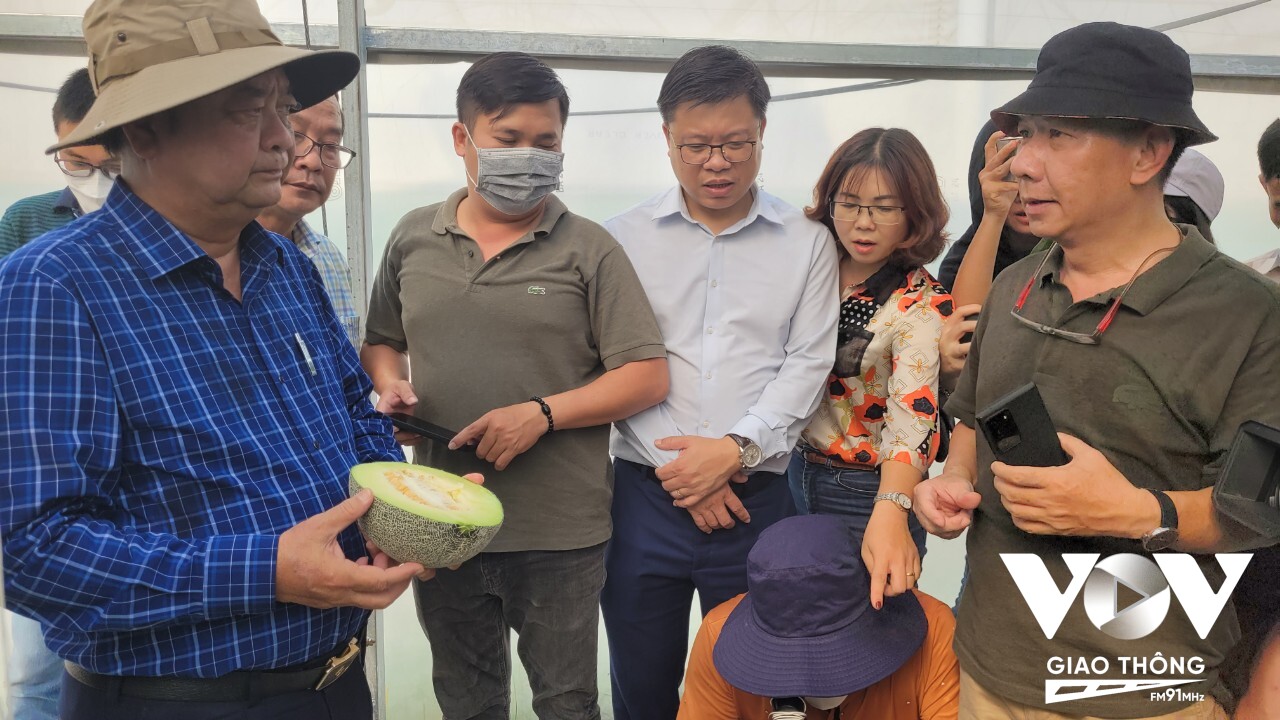 Bộ trưởng (bên trái) đã có chuyến khảo sát tại cơ sở trồng và sơ chế rau tại Công ty Cổ phần Nông nghiệp Kỹ thuật cao Nông phát; Nông trường WinEco Củ Chi – TP HCM