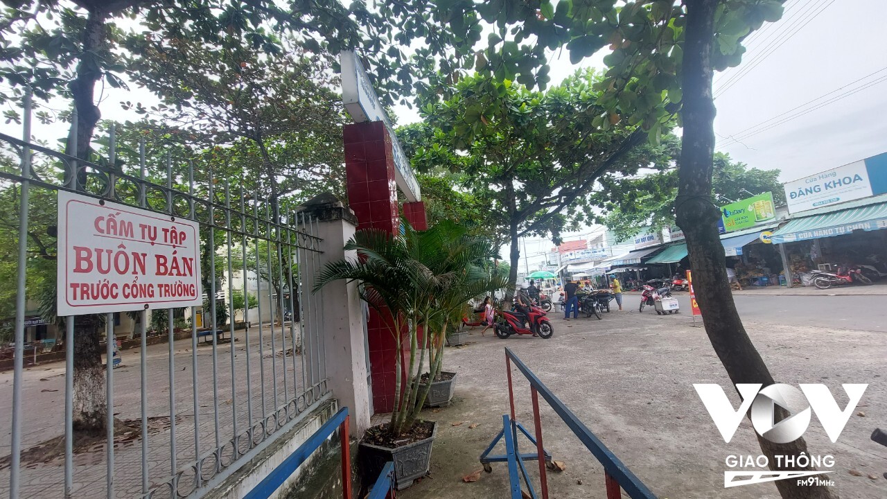 Trước cổng trường tiểu học Quang Trung đã có nhiều bảng cấm không buôn bán nhưng nhiều người buôn bán hàng rong vẫn phớt lờ