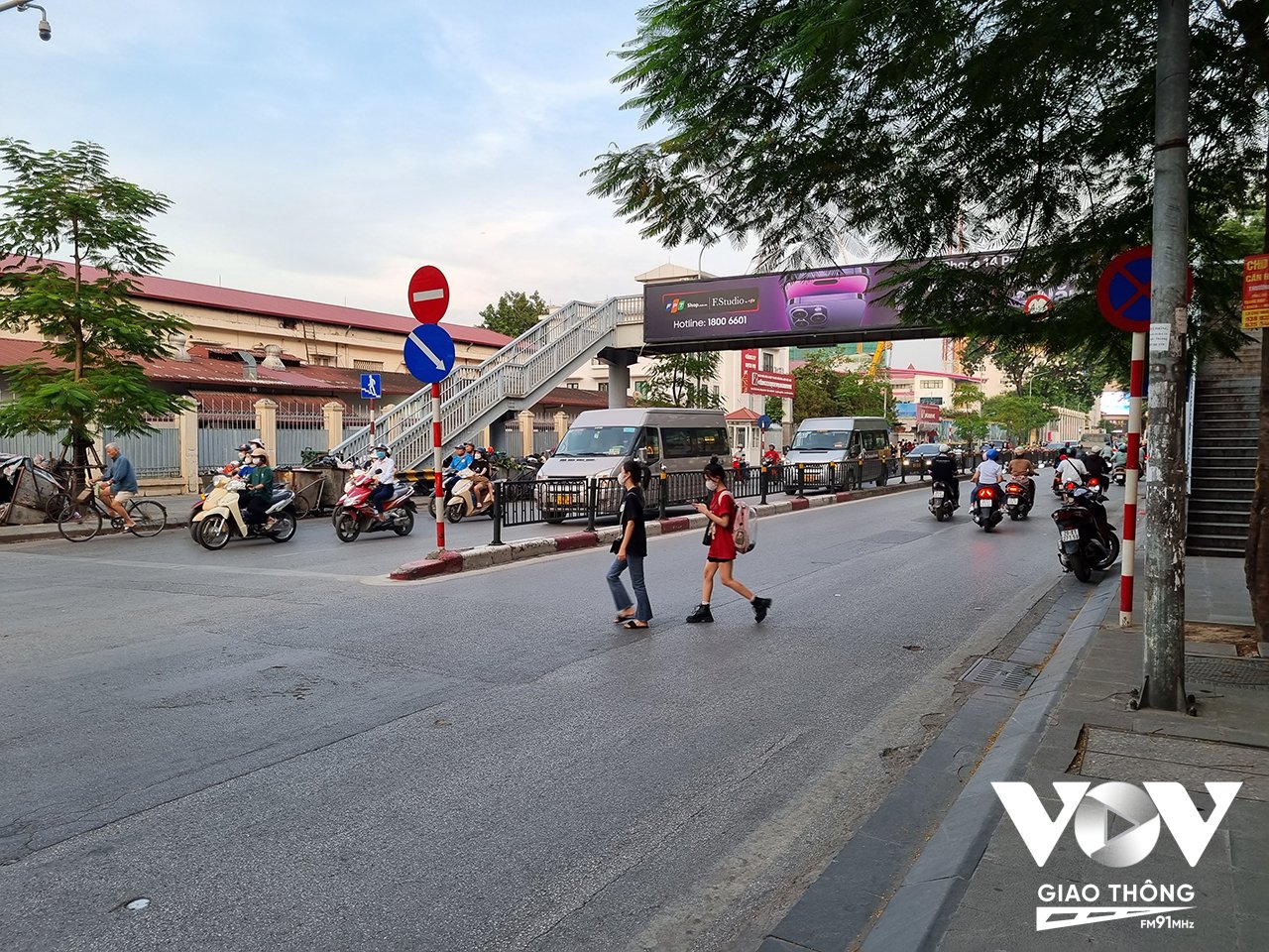 Việc người đi bộ ''ngó lơ'' cầu bộ hành diễn ra rất phổ biến. Hình ảnh được ghi nhận tại phố Chùa Bộc, đoạn qua Học viện Ngân hàng.