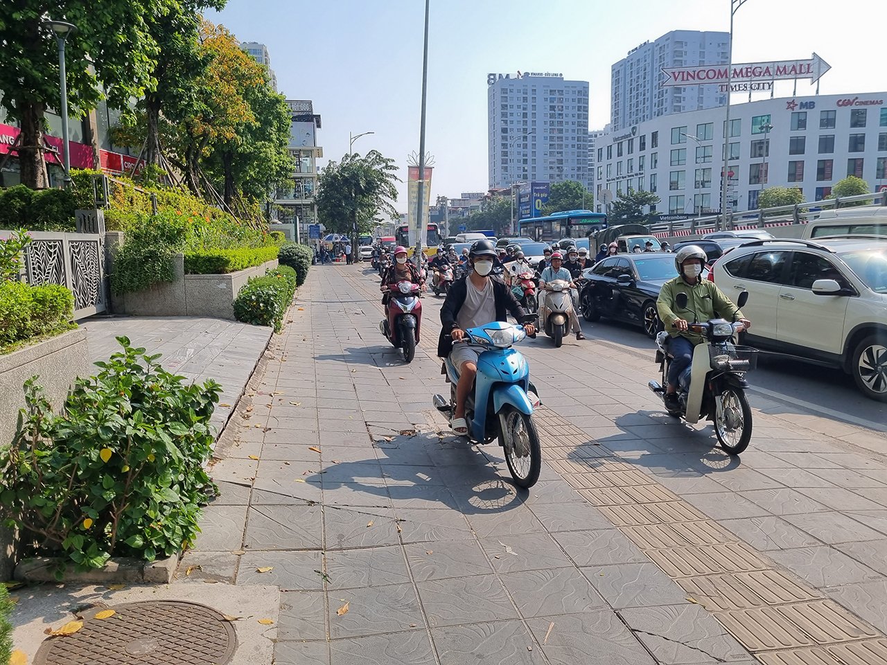 Xe máy chạy nườm nượp trên vỉa hè đường Minh Khai