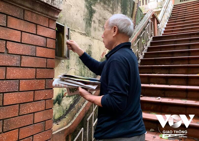 Một cụ ông kiểm tra hòm thư mỗi sáng hằng ngày trên phố Hai Bà Trưng