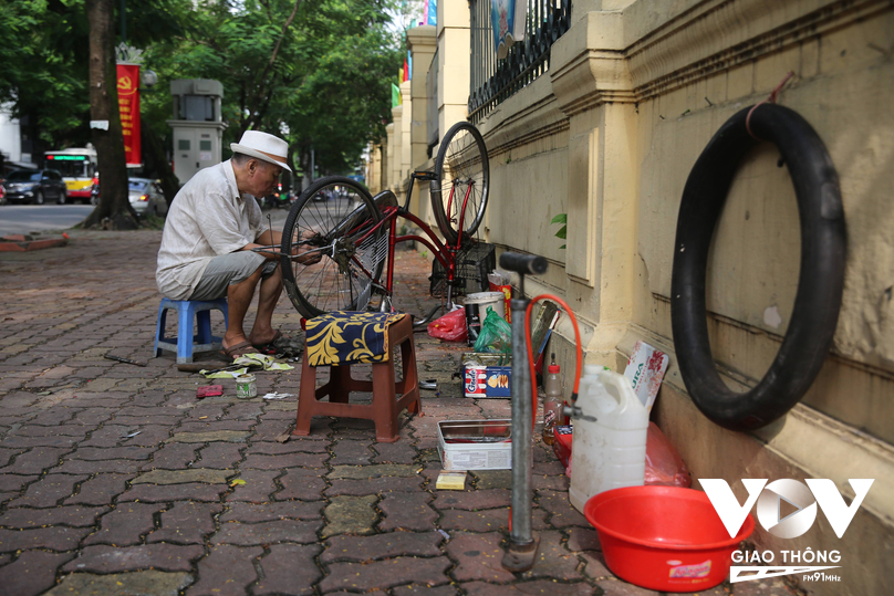 Một cụ ông làm nghề sửa xe đạp trên góc phố Lý Thường Kiệt