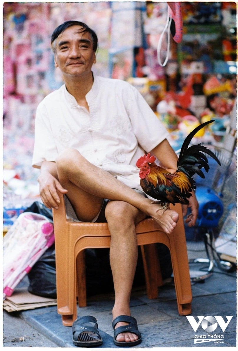 Niềm vui nho nhỏ với chú gà trống tre của một người đàn ông trên phố Lương Văn Can