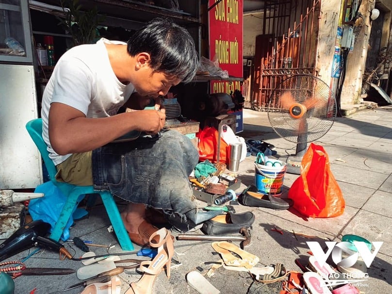 Những người thợ làm nghề thủ công ở Hà Nội rất cần mẫn, chăm chỉ