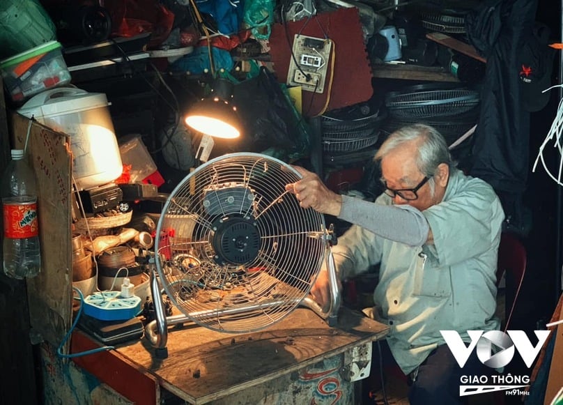Một ông cụ làm nghề sửa đồ điện tử lâu năm trên phố Gầm Cầu