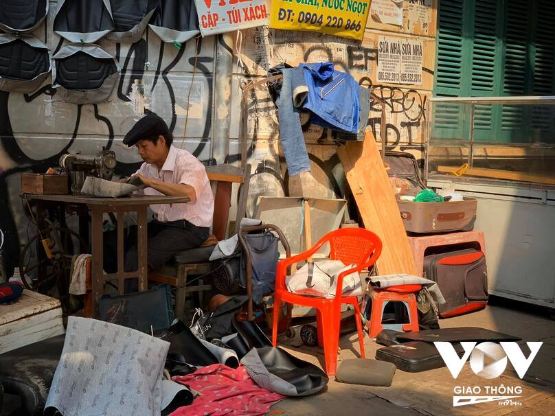 Một người đàn ông làm nghề sửa đồ cũ trên phố Phùng Hưng