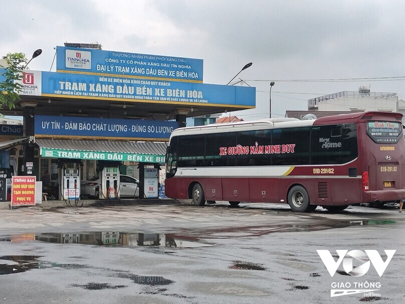 Cây xăng bến xe Biên Hoà để bảng thông báo đang nhập hàng, tạm ngưng phục vụ” và chỉ bán dầu cho xe khách ra vào bến xe - Ảnh Khoa Nam