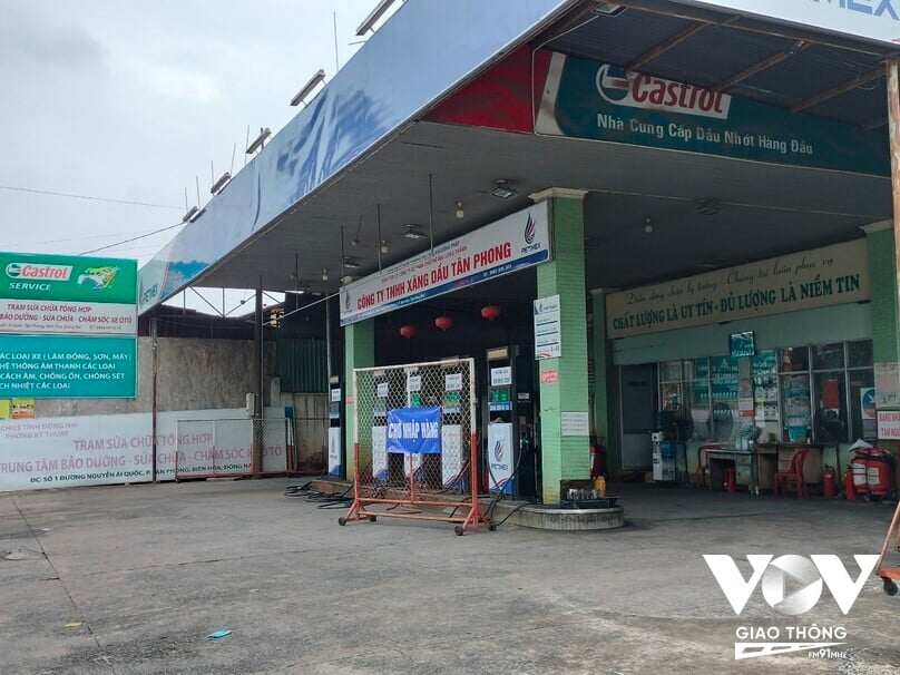 Trạm xăng dầu Tân Phong kéo rào treo bảng “chờ nhập hàng”