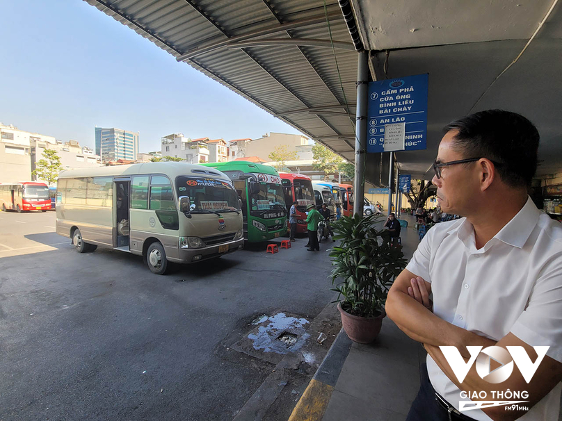 Ông Nguyễn Đức Vui, Giám đốc bến xe Gia Lâm, thừa nhận, việc các doanh nghiệp chậm trễ cài đặt phần mềm bán vé điện tử đang gây ảnh hưởng tới quyền lợi của hành khách vào bến