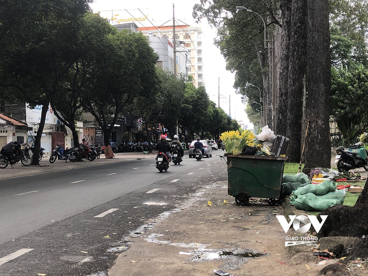 Những thùng rác đặt trên đường Hùng Vương gây mất mỹ quan đô thị