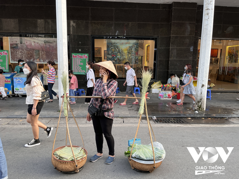 Một người phụ nữ bán cốm Vòng trên phố đi bộ Tràng Tiền