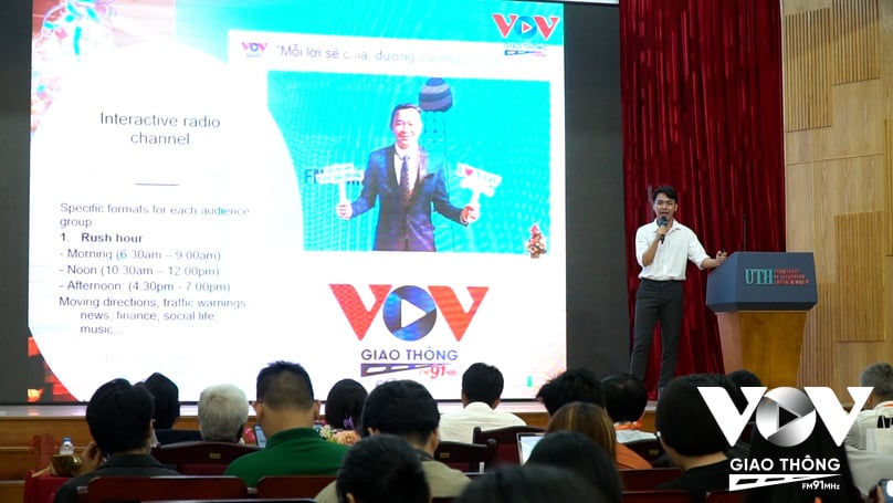 MC Nguyễn Châu - đại diện Kênh VOV Giao thông thuyết trình tại hội thảo